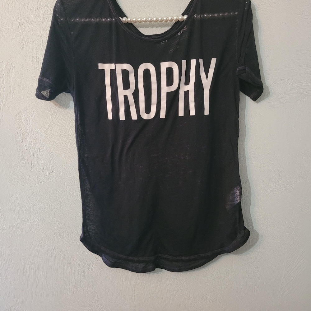 Stranded sheer "trophy" logo tee - Picture 2 of 3